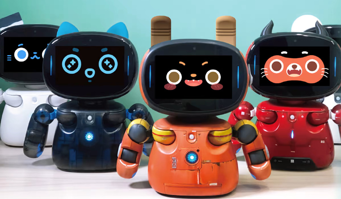 Cute desktop robot designed to keep armchair engineers engaged Weird